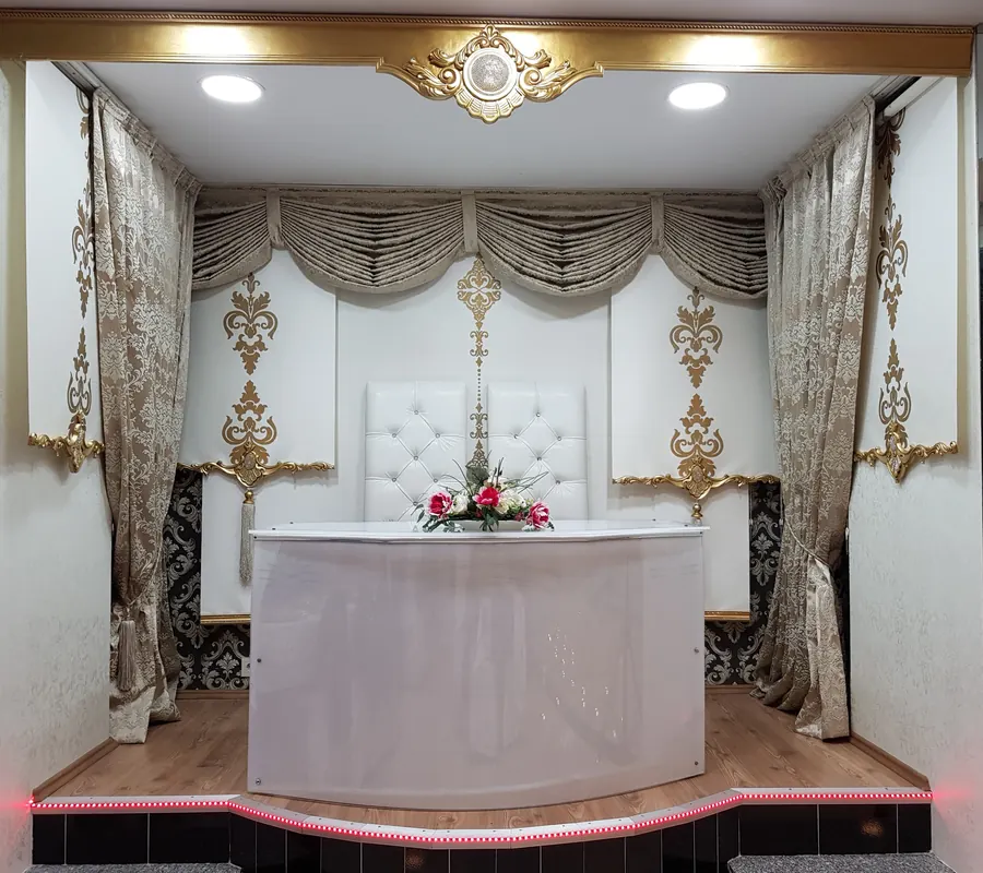 Beyaz ve altın detaylı nikâh masası köşesi